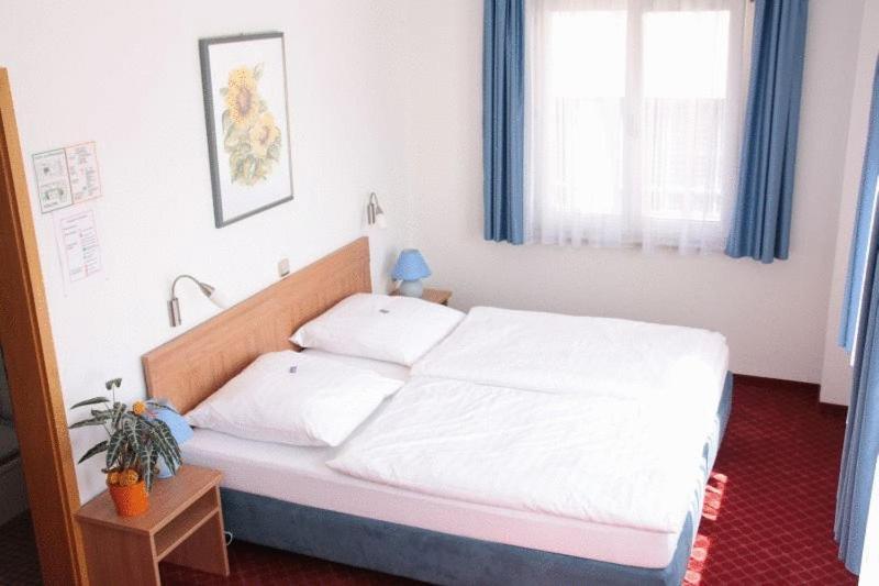Hotel Schillerplatz Ohringen Bagian luar foto